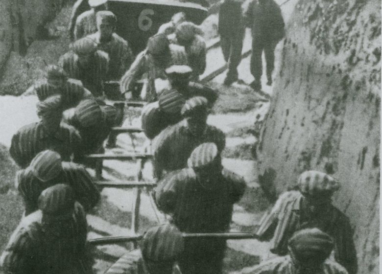 Prisonniers qui tirent un wagonnet