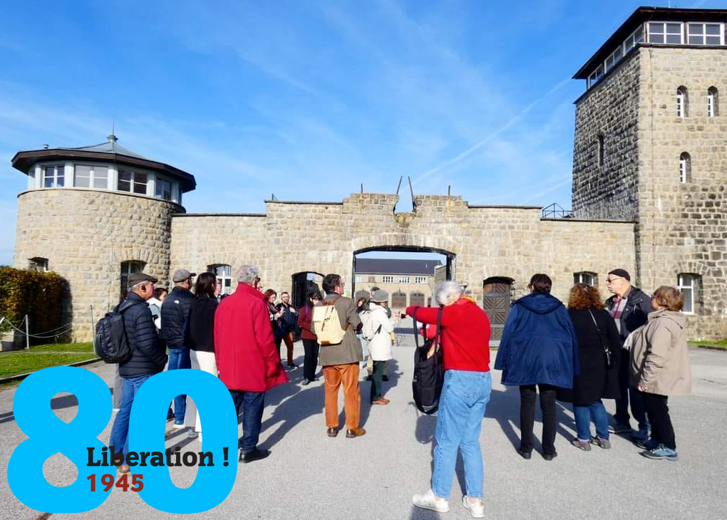 amicale en voyage a Mauthausen à l'entrée du camp