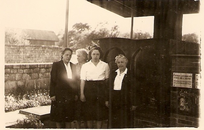 Simone Bonnet devant le crématoire de Gusen