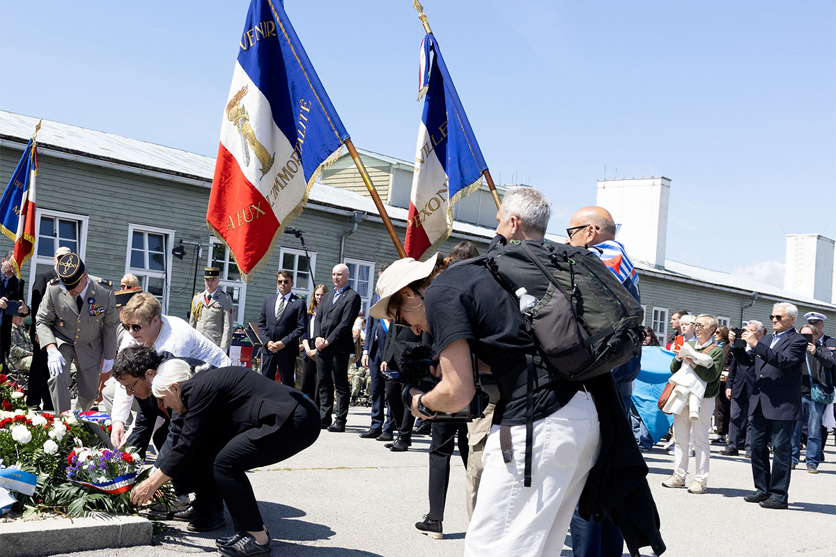 Depot d'une gerbe par l'Amicale de Mauthausen avec la délégation Française